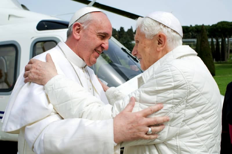 Papež František (vlevo) a jeho předchůdce Benedikt XVI.