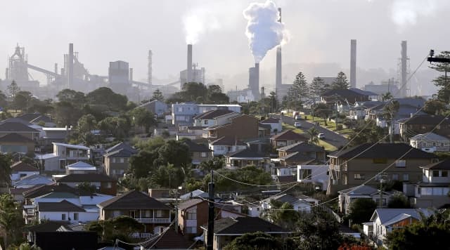 Pohled na továrny v Port Kembla jižně od Sydney.