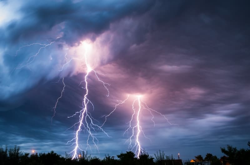 Meteorologové varují před silnými bouřkami.