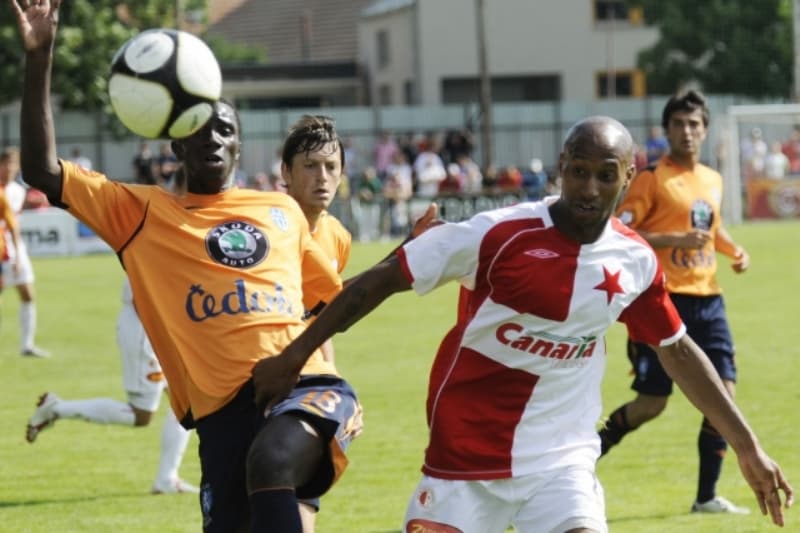 Mickael Tavares (vpravo) v dresu pražské Slavie.