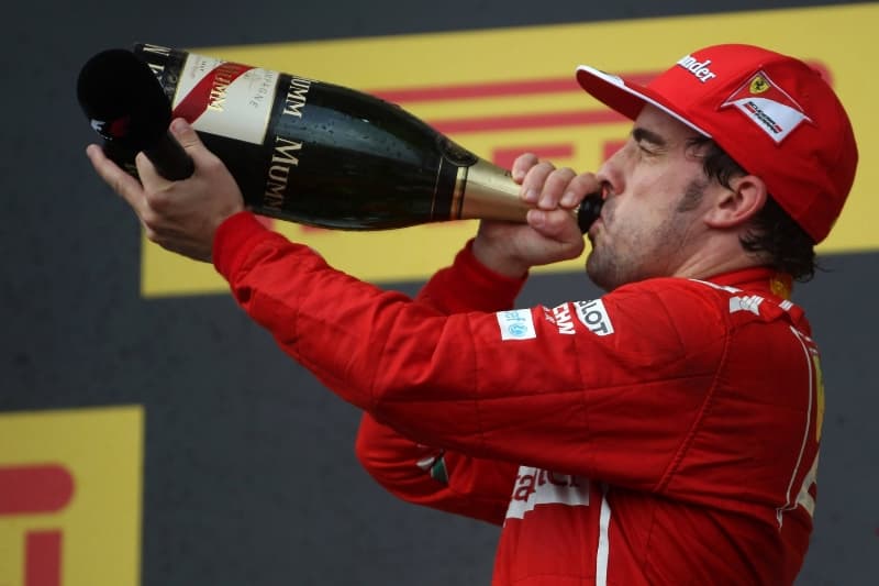 Španělský jezdec formule 1 Fernando Alonso chce podle německého listu Bild za pokračování spolupráce s týmem Ferrari jednu z nejlukrativnějších smluv v historii sportu.