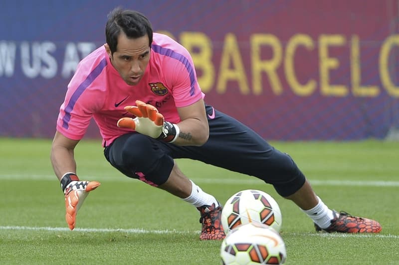 Brankář Claudio Bravo začal své působení v Barceloně chybou, která ve středečním přípravném utkání rozhodla o porážce Katalánců 0:1 s fotbalisty Neapole.