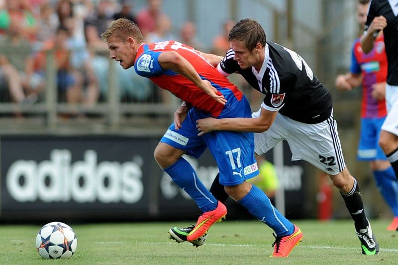 Utkání 3. kola první fotbalové ligy: SK Dynamo České Budějovice - FC Viktoria Plzeň, 10. srpna v Českých Budějovicích. David Brunclík (vpravo) z Budějovic si zákrokem na Patrika Hrošovského (vlevo) z Plzně vysloužil žlutou kartu.