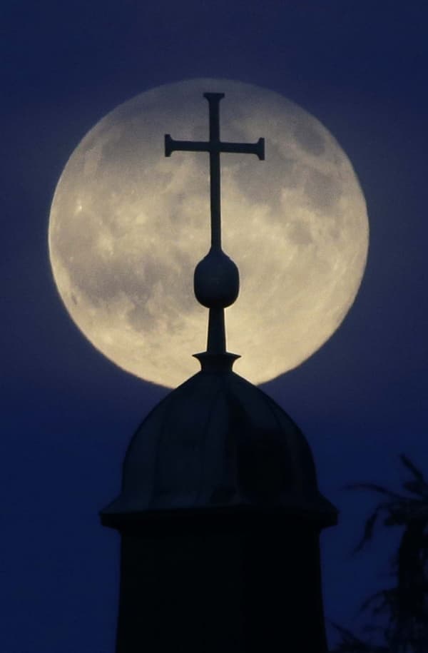 Obří úplněk nad Mnichovem. (Foto: ČTK/AP)