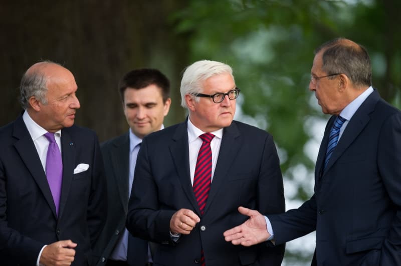 Zleva francouzský ministr zahraničí Laurent Fabius, šéf ukrajinské diplomacie Pavlo Klimkin, jeho německý protějšek Frank-Walter Steinmeier a ruský ministr zahraničí Sergej Lavrov.