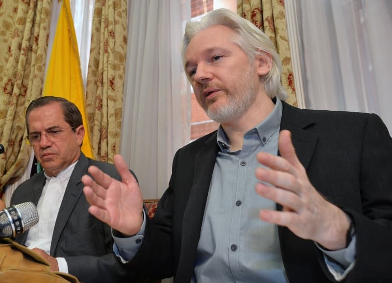 Assange na ekvádorské ambasádě.