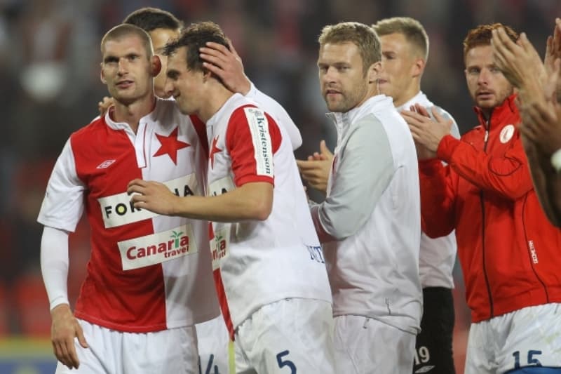 Fotbalisté Slavie slaví triumf nad Plzní.