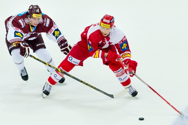 Utkání 5. kola hokejové extraligy: HC Slavia Praha - HC Sparta Praha, 21. září v Praze. Zleva útočník Sparty Dominik Volek a útočník Slavie Pavel Klhůfek.