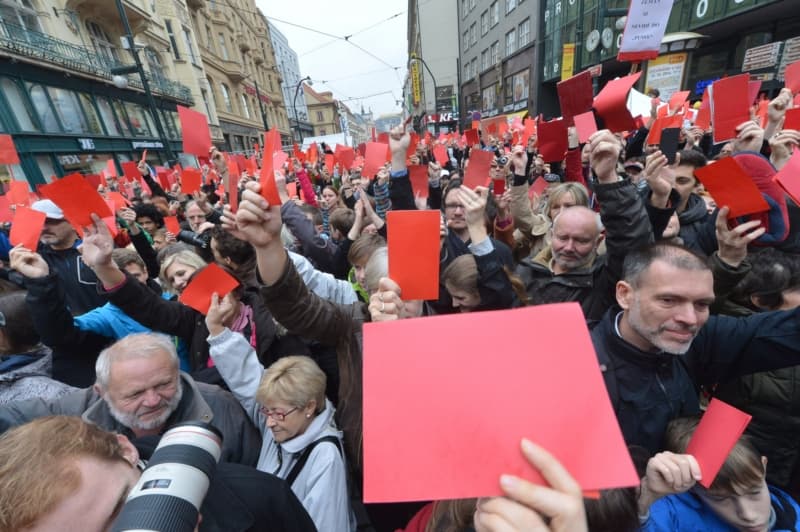 Protesty proti Zemanovi na Národní třídě 17. listopadu 2014.