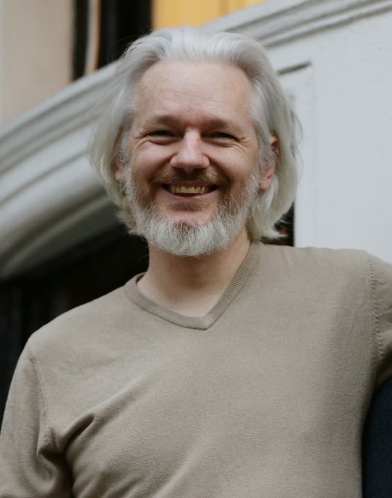 Julian Assange pobývá na ekvádorském velvyslanectví v Londýně.