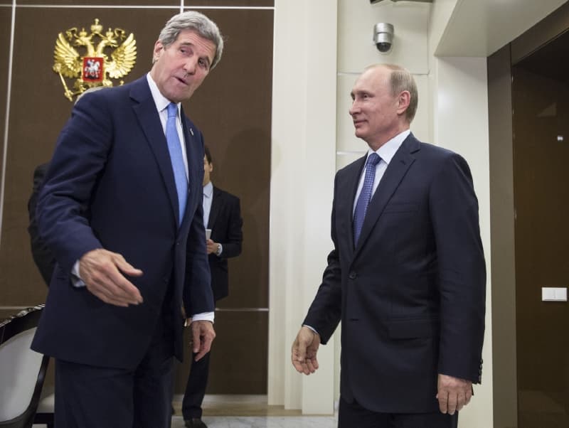 Americký ministr zahraničí John Kerry (vlevo) a ruský prezident Vladimir Putin.