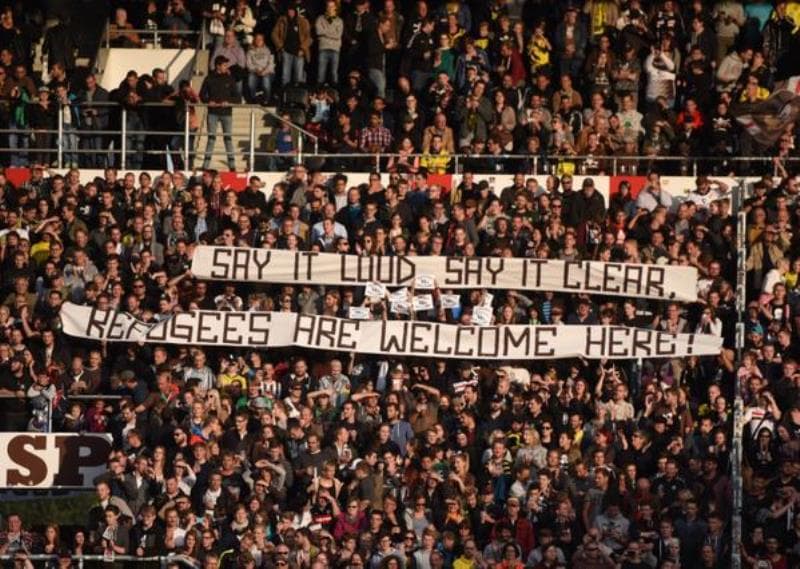 Transparent fanoušků St. Pauli: "Řekněte to nahlas, řekněte to jasně. Uprchlíci jsou zde vítáni."