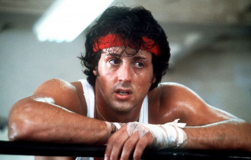 Sylvester Stallone jako boxer Rocky Balboa.