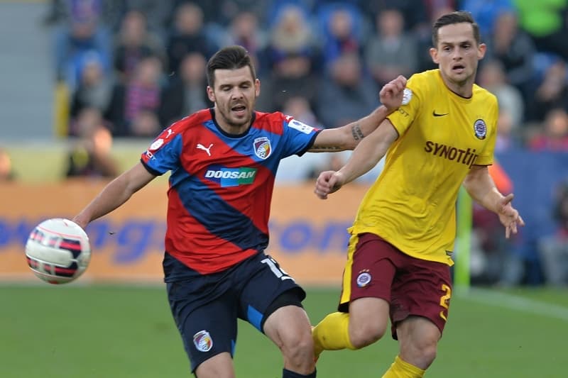 Utkání 12. kola první fotbalové ligy: FC Viktoria Plzeň - AC Sparta Praha, 1. listopadu v Plzni. Plzeňský útočník Michal Ďuriš (vlevo) a obránce Sparty Mario Holek.