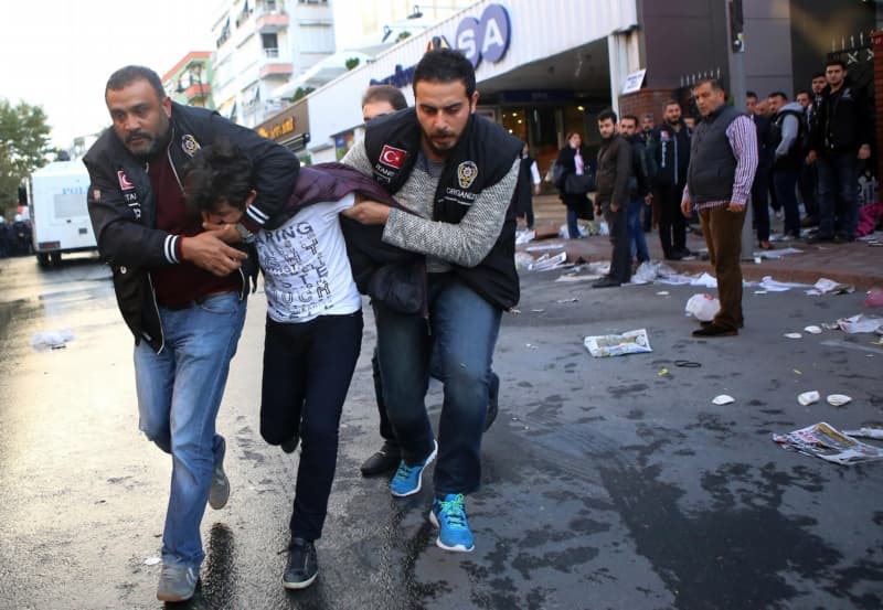 Policie zadržela mladíka kvůli obléhání budovy televize a novin v Istanbulu (ilustrační foto).