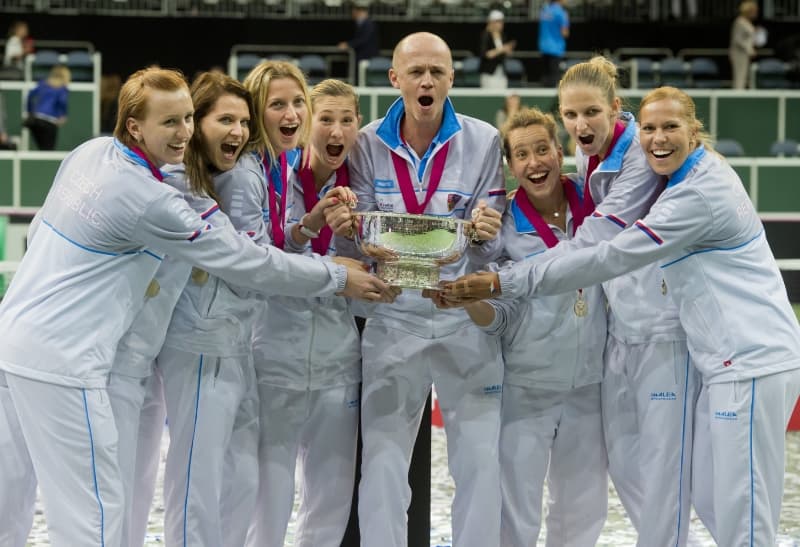 Vítězný český tým s kapitánem Petrem Pálou. Tereza Smitková (zleva), Lucie Šafářová, Petra Kvitová, Denisa Allertová, kapitán Petr Pála, Barbora Strýcová, Karolína Plíšková a Lucie Hradecká.