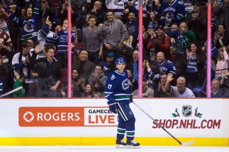 Hokejový útočník Radim Vrbata se v pátečním utkání NHL podílel gólem a asistencí na výhře Vancouveru 4:3 v Detroitu po samostatných nájezdech.