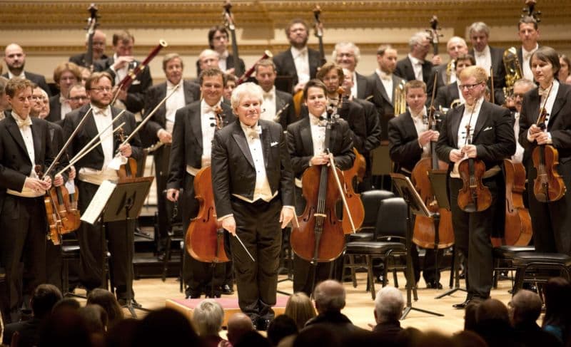 Koncert České filharmonie v newyorské Carnegie Hall, který třítisícové publikum ocenilo dlouhými ovacemi ve stoje. Čeští filharmonici měli na programu symfonii Z Nového světa od Antonína Dvořáka, která právě na tomto místě měla v roce 1893 světovou premiéru, a dále Janáčkovu rapsodii Taras Bulba a Lisztův Koncert pro klavír č. 2. Koncert byl vyprodaný několik týdnů předem.