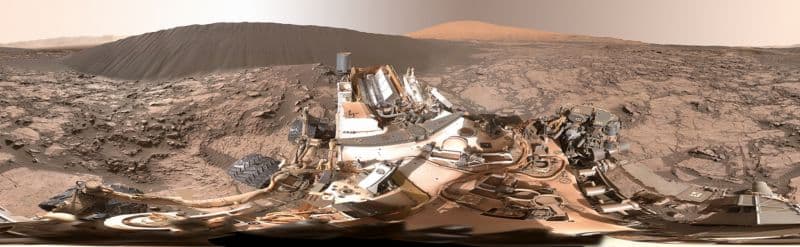 Snímek horizontu pořízený přístrojem Curiosity.