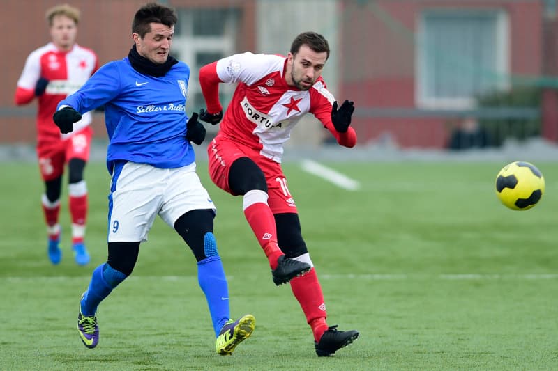 FOTBALOVÁ RADOST. Fanoušci Slavie nesli těžce rozhodnutí záložníka Josefa Šurala, který dal přednost angažmá ve Spartě. Z té naopak do Edenu zamířil Josef Hušbauer (na snímku), jenž se uvedl gólem v přípravě proti Vlašimi.