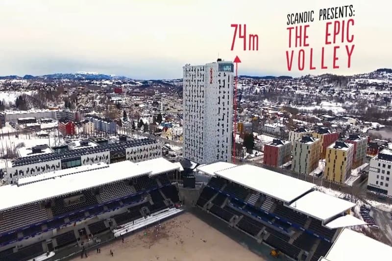 Přilehlý hotel a fotbalový stadion Rosenborgu. Tady vznikl rekordní kop. 