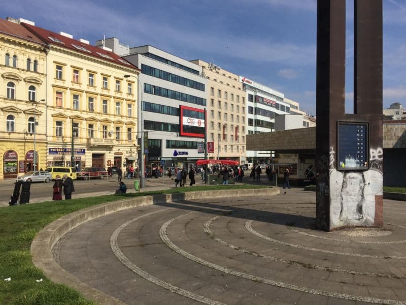 Nové sluneční hodiny, největší v metropoli, stojí na pražské Florenci blízko vestibulu metra. 