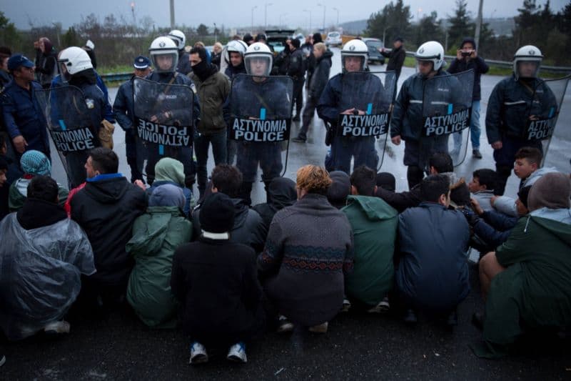 Aktuální situaci v řeckém uprchlickém táboře Idomeni zabezpečují policejní jednotky.