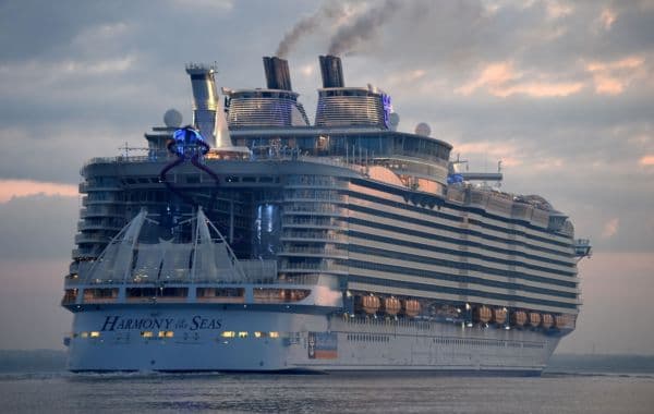  Harmony of the Seas, největší výletní loď světa.