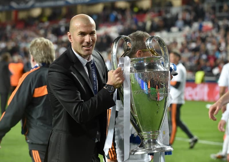 Zinedine Zidane s pohárem pro vítěze Ligy mistrů v roce 2014 po triumfu právě nad Atléticem. 