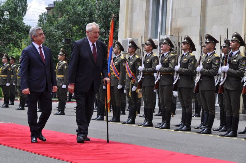 Miloš Zeman při vojenské přehlídce v Arménii.