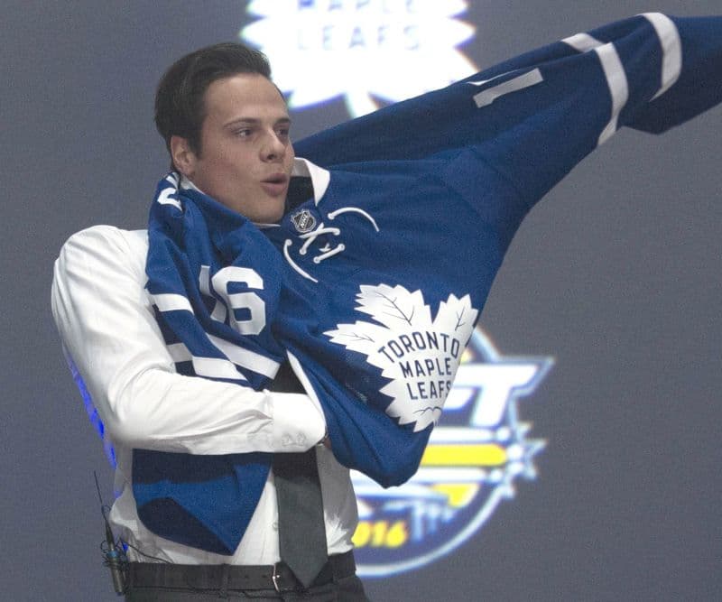 Auston Matthews se obléká do nového dresu Toronta