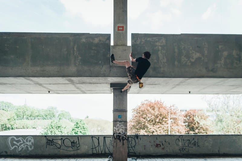 Urban Boulder Race přilákal do Prahy mladé horolezce