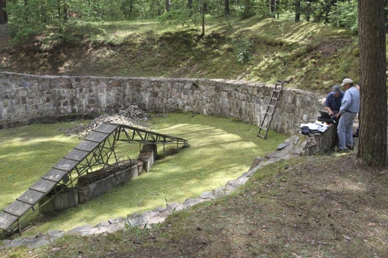 Výzkumníci při hledání tunelu požívali nejmodernější techniku, aby se vyhnuli masovým hrobům.