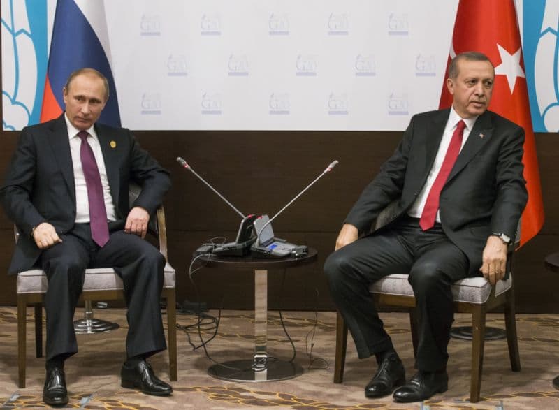 Ruský prezident Vladimir Putin (vlevo) a jeho turecký protějšek Recep Tayyip Erdogan na fotografii z loňského listopadu. Od té doby byly vztahy mezi oběma zeměmi chladné.