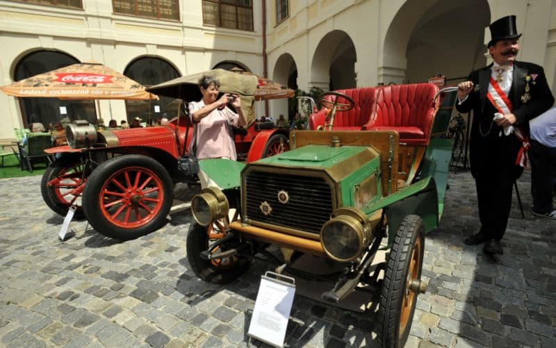 Tradiční setkání milovníků historických vozidel na zámku v Holešově na Kroměřížsku. Na snímku je Benz Parsifal 8/10 PS z roku 1902.