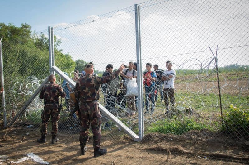 Maďarští vojáci střežící plot na hranici před průnikem migrantů.