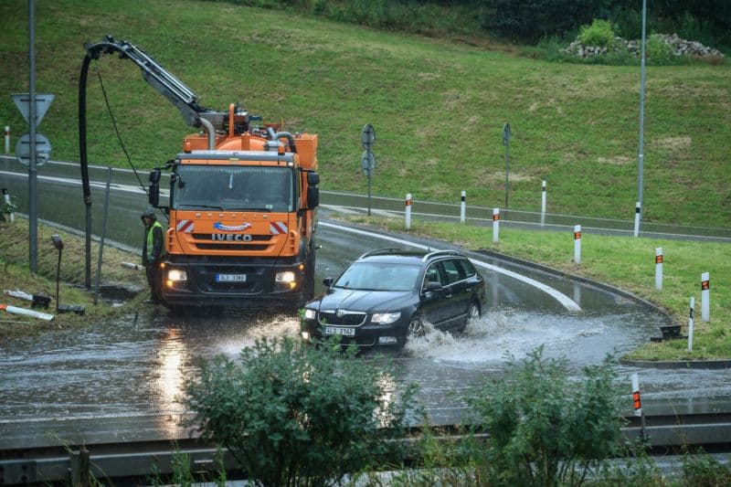 Pracovníci technických služeb řešili situaci na zatopeném nájezdu z liberecké průmyslové zóny na dálnici směrem na Prahu. 