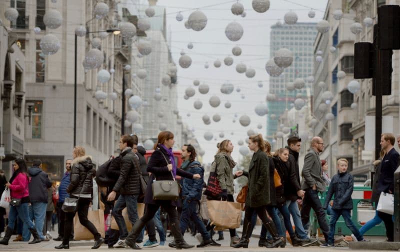 Rušná londýnská ulice Oxford Street.