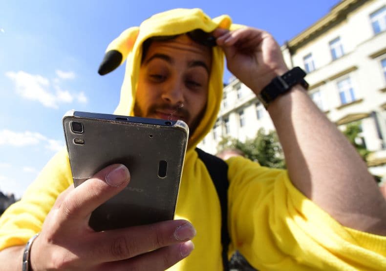 Jeden z hráčů videohry Pokémon GO.