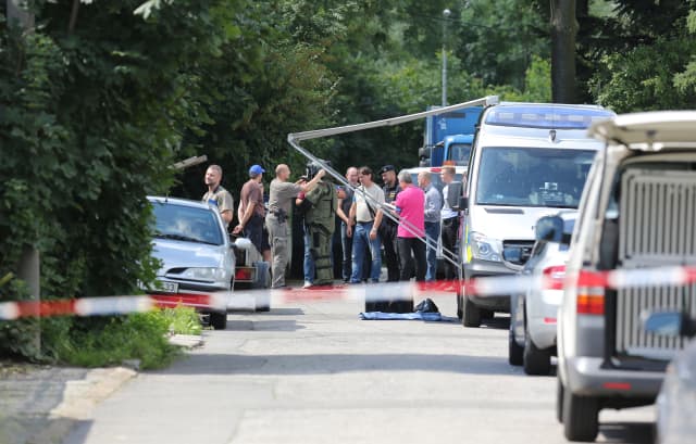 Policejní vyšetřovatelé na místě, kde se střílelo.