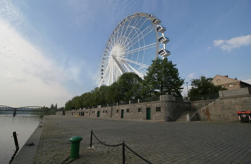 Šedesátimetrové ruské kolo na vltavském nábřeží by mělo být lákadlem pro turisty.