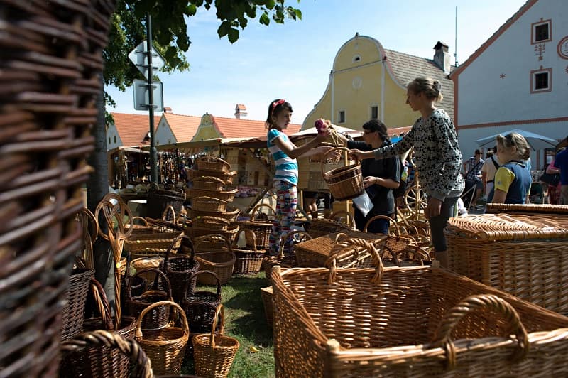 Návštěvníci na holašovických slavnostech uvidí práci košíkářů, švadlen, dráteníků či truhlářů.