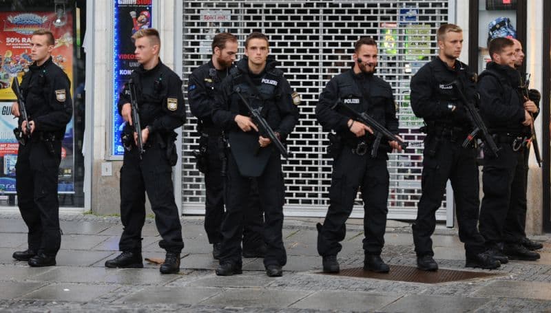 Policisté před mnichovským nákupním centrem.