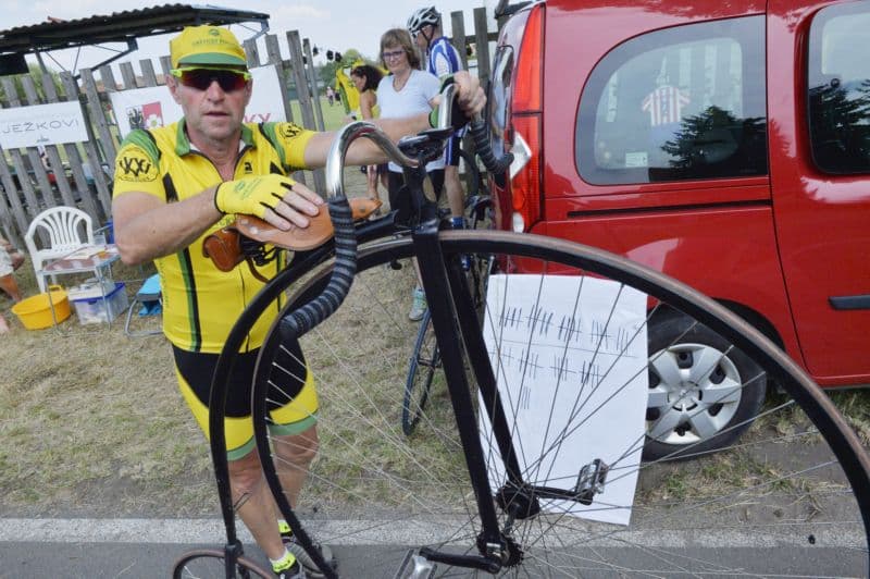 Cyklista Vladimír Vidim se svým velocipedem.