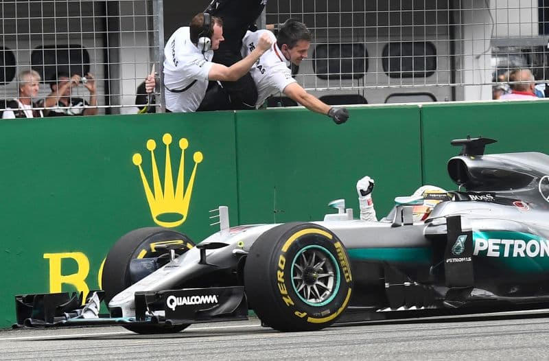 Lewis Hamilton ovládl Velkou cenu Německa před vozy Red Bullu.