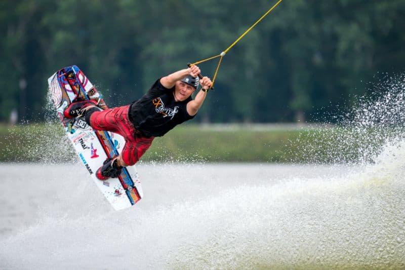 Wakeboarding kombinuje vodní lyžování a techniku surfingu.