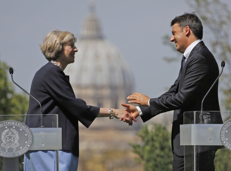 Italský premiér Matteo Renzi společně s britskou premiérkou Theresou Mayovou.