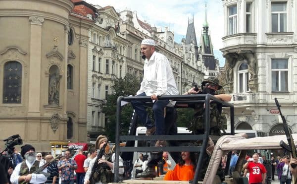 Včerejší demonstrace na Staroměstském náměstí.