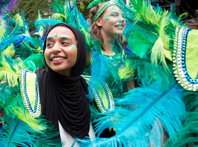 Festial Notting Hill Carnival začal tradičně pestrobarevným průvodem a desítkami zatčení.