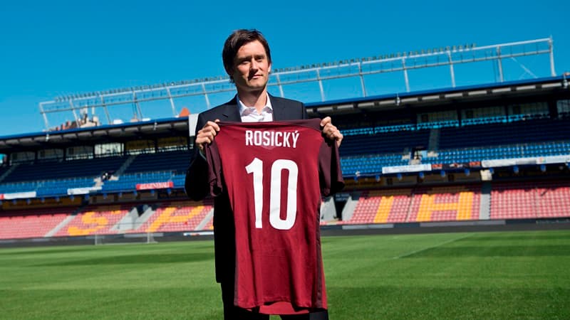 Tomáš Rosický v pondělí přestoupil do Sparty a o jeho dresy se strhl velký zájem.